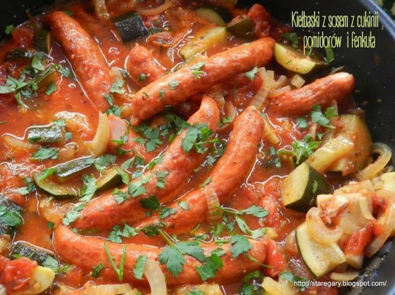 Kiełbaski z sosem z cukinii , pomidorów  i fenkuła - w wolnowarze