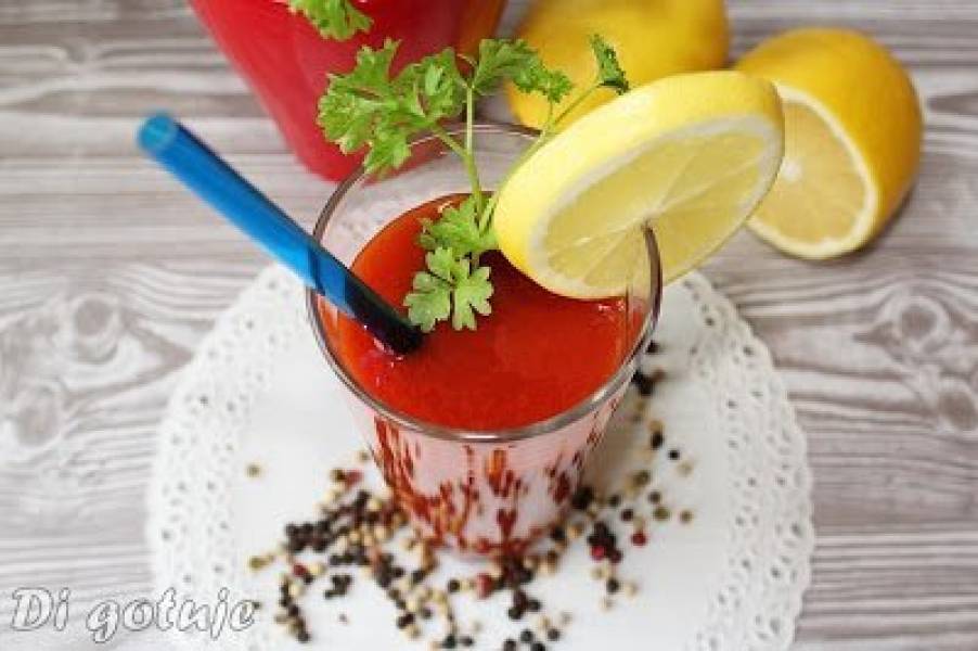Krwawa Mary/Bloody Mary - oryginalny drink z sokiem pomidorowym