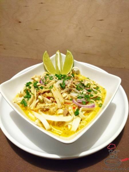 Tajska zupa khao soi z kurczakiem