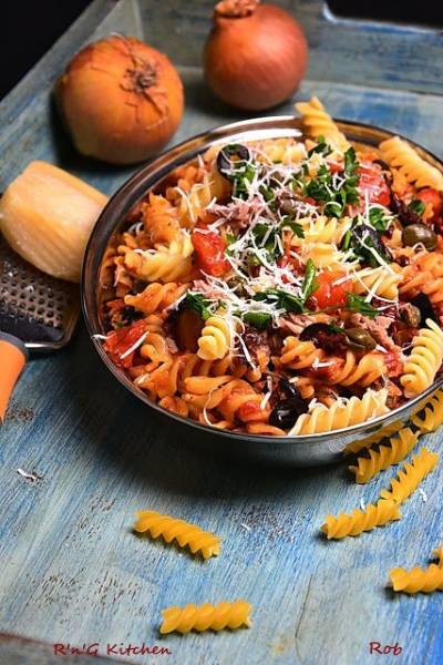 Makaron fusilli z tuńczykiem, pomidorami i parmezanem