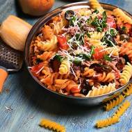 Makaron fusilli z tuńczykiem, pomidorami i parmezanem