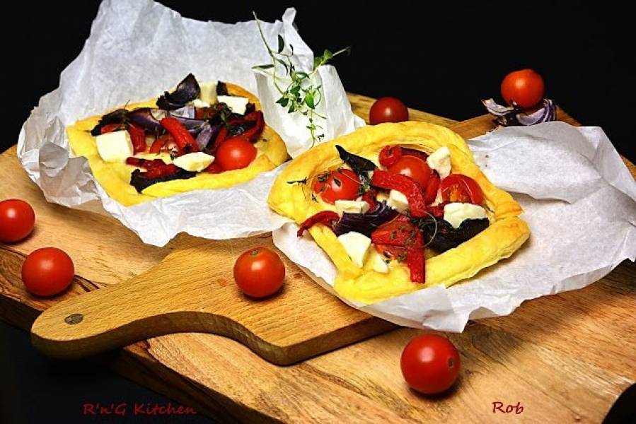 Tarta z ciasta francuskiego z czerwoną cebulą i serem mozzarella