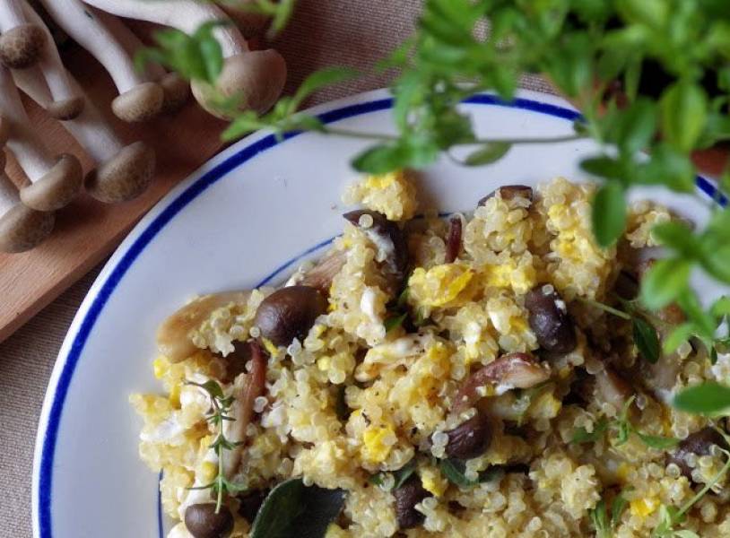 Quinoa z jajkiem i brązowymi grzybkami shimeji