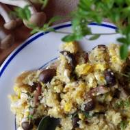 Quinoa z jajkiem i brązowymi grzybkami shimeji