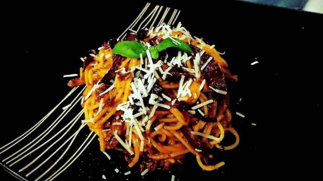 spaghetti w sosie z pieczonej papryki