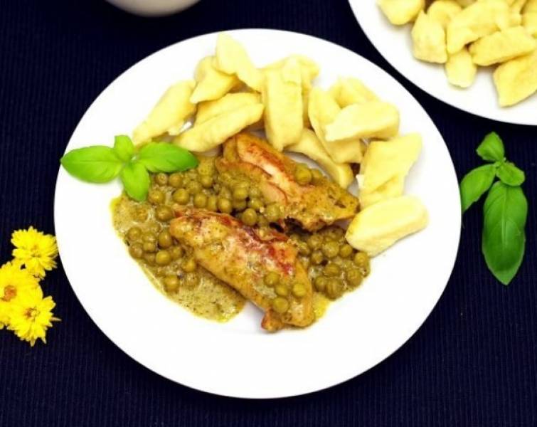 Pierś kurczaka z pesto bazyliowym i groszkiem