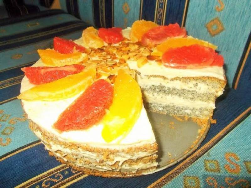 Tort makowy z masą i owocami