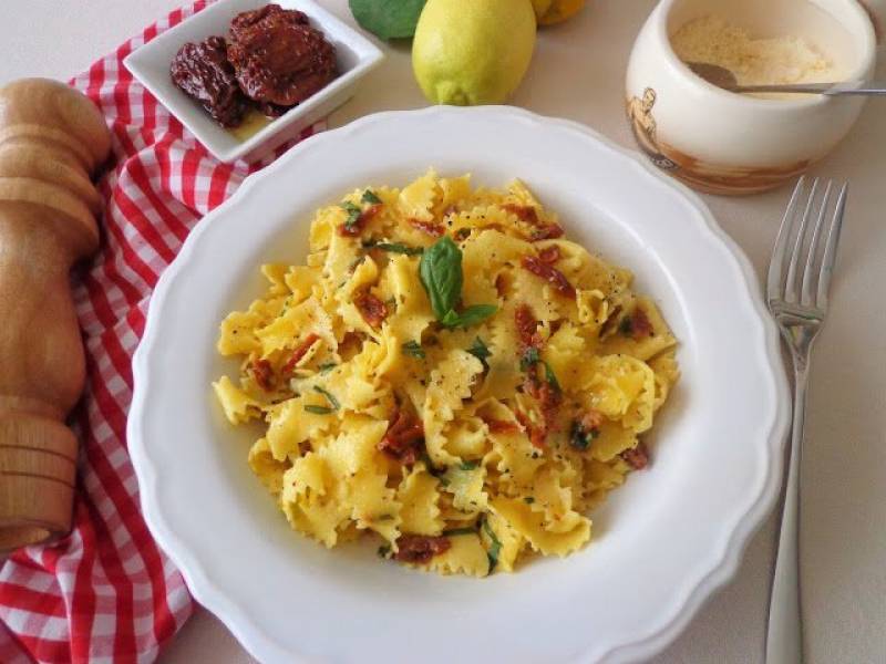 Pappardelle w sosie cytrynowym z suszonymi pomidorami (Pappardelle con salsa al limone e pomodori secchi)