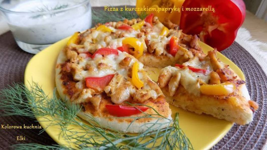 Pizza z kurczakiem,papryką i mozzarellą