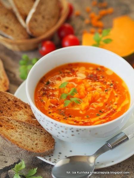 Aksamitna zupa krem z dyni i pomidorów
