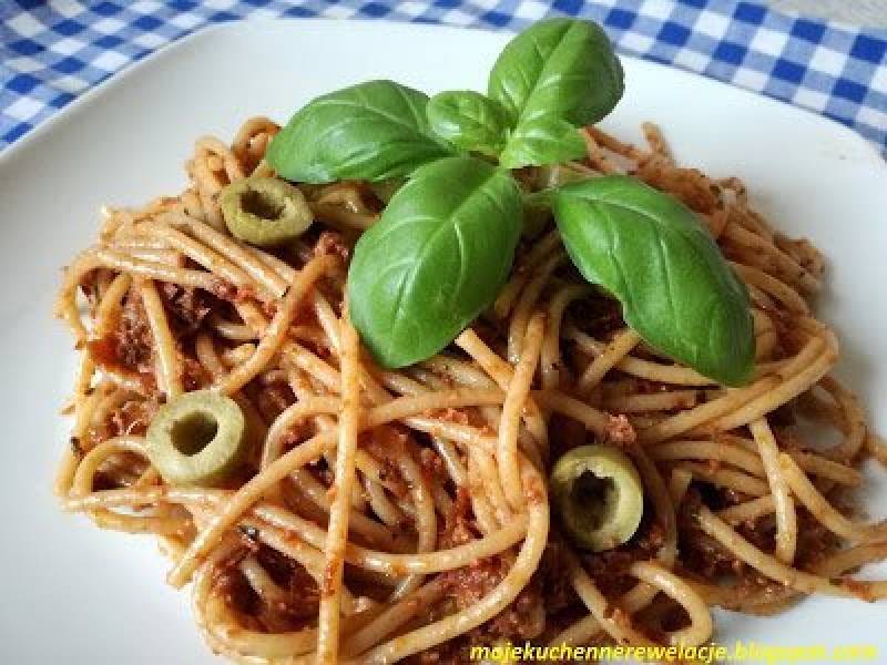 Spaghetti z czerwonym pesto