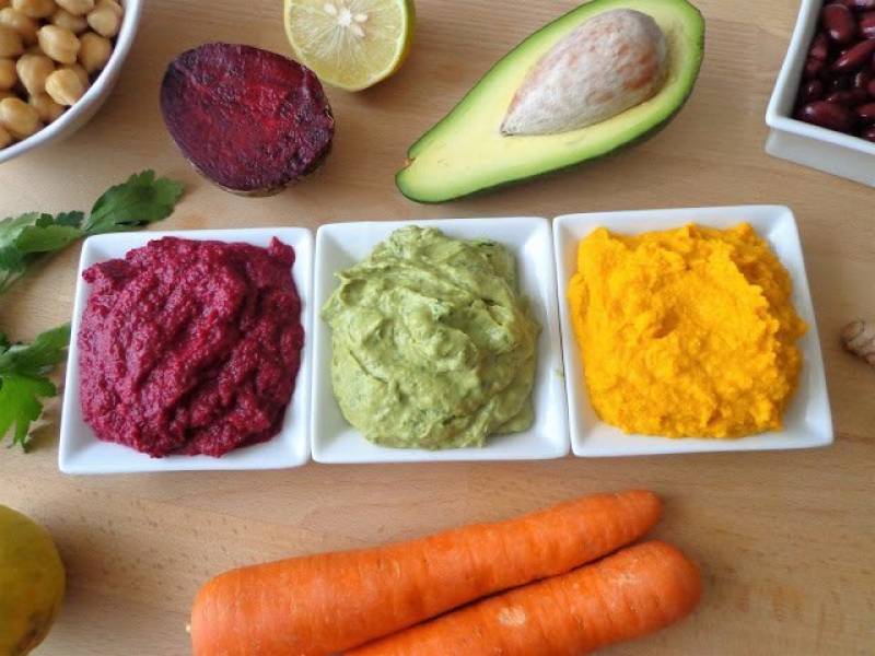 Hummus z warzywami w wersji kolorowej (Hummus colorato con verdure)