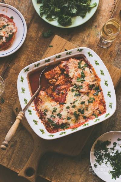 Parmigiana z selera korzeniowego (zapiekanka z serem i sosem pomidorowym)