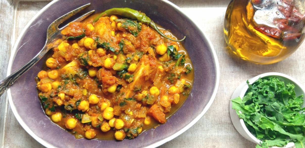 Curry ziemniaczane z ciecierzycą