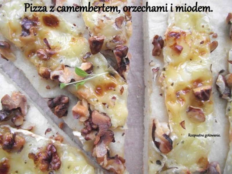 Pizza z camembertem, orzechami i miodem.