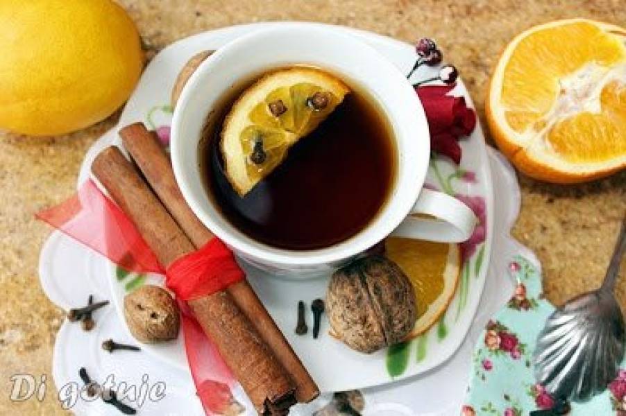 Rozgrzewająca herbata z cynamonem, goździkami, pomarańczą i syropem waniliowym