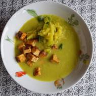 Kremowa zupa z kalarepy, porów z makaronem ryżowym
