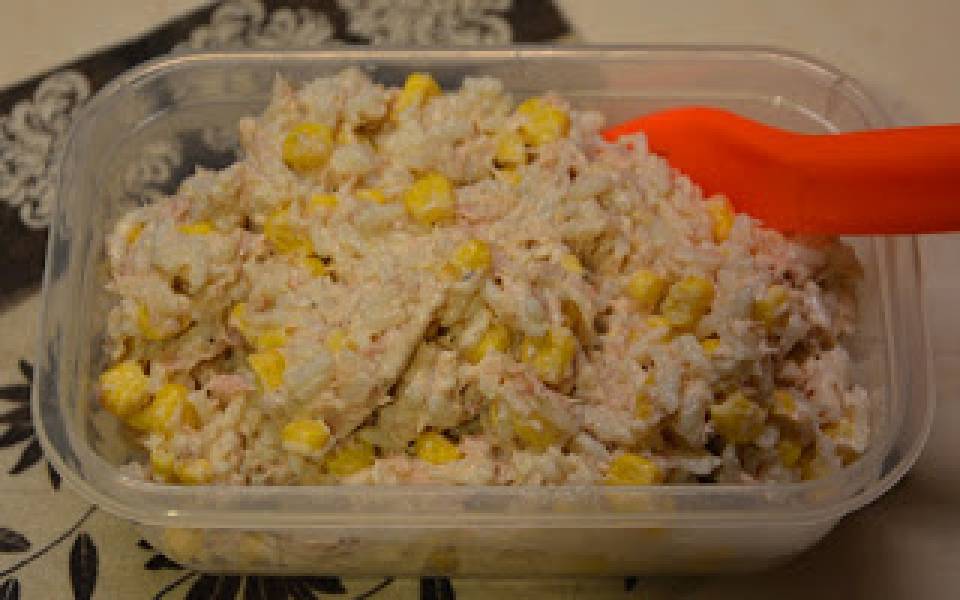 Prosta sałatka z ryżu i tuńczyka