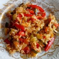 Cukinia z ryżem, papryką i pomidorami