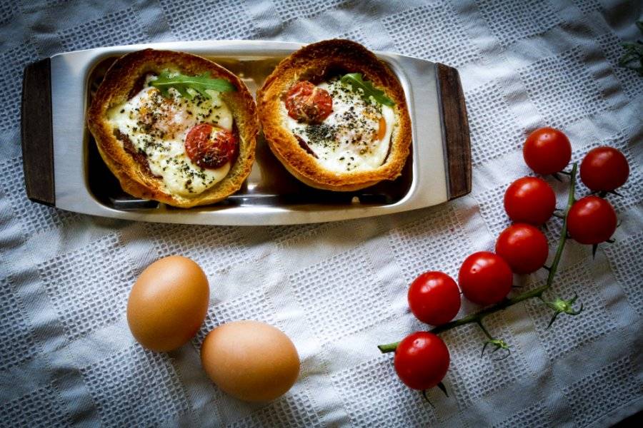 Śniadanie inaczej – jajko zapiekane w bułce