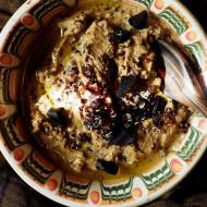 Hummus z czarną quinoą i czarnym czosnkiem