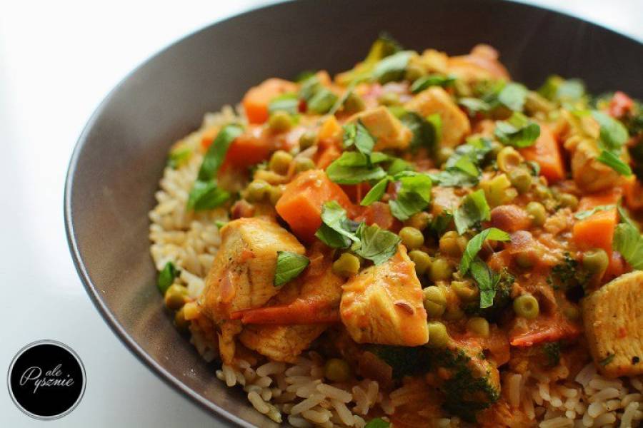 Kurczak w sosie curry z brązowym ryżem i warzywami