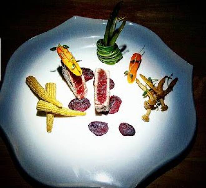 Stek z tuńczyka z glazurowanymi warzywami na świeżym tymianku