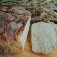 Czosnkowy chleb z garnka żeliwnego
