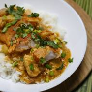 Czerwone curry z ziemniakami, kalafiorem i białą rybą