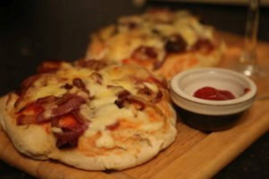 Cebularz, mini pizza z cebulą i serem