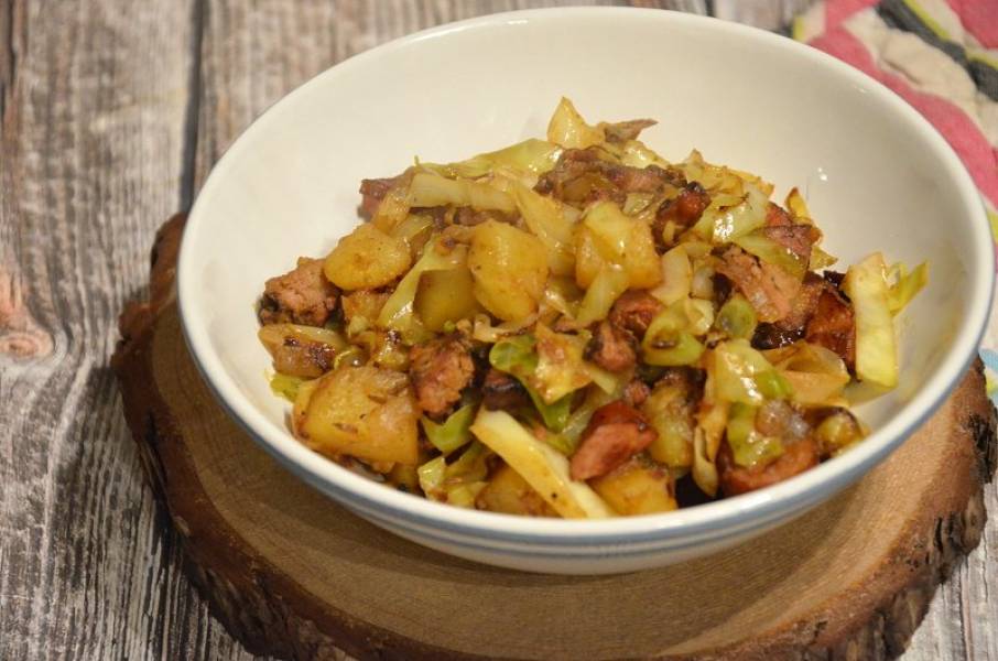 Jednogarnkowe danie – z kapustą, kiełbasą i ziemniakami