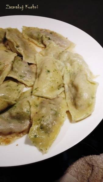 Pierogi z kapustą i grzybami z nutą lubczyku w cieście z piegami ze szpinaku