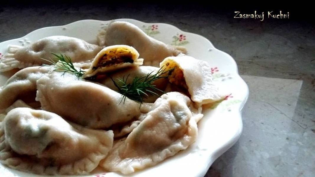 Pierogi rybne z serem, marchewką i ziołami