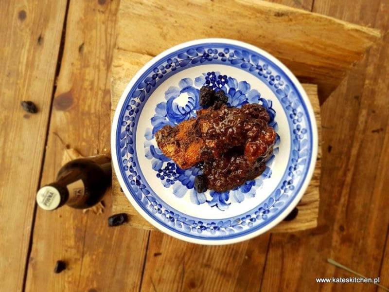 Żeberka wieprzowe w sosie piwno-grzybowo-śliwkowym w żeliwnym kotle duszone – przepis
