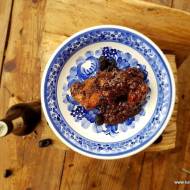 Żeberka wieprzowe w sosie piwno-grzybowo-śliwkowym w żeliwnym kotle duszone – przepis