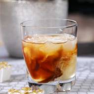 Koktajl alkoholowy z likierem kawowym i śmietanką White Russian – Biały Rosjanin