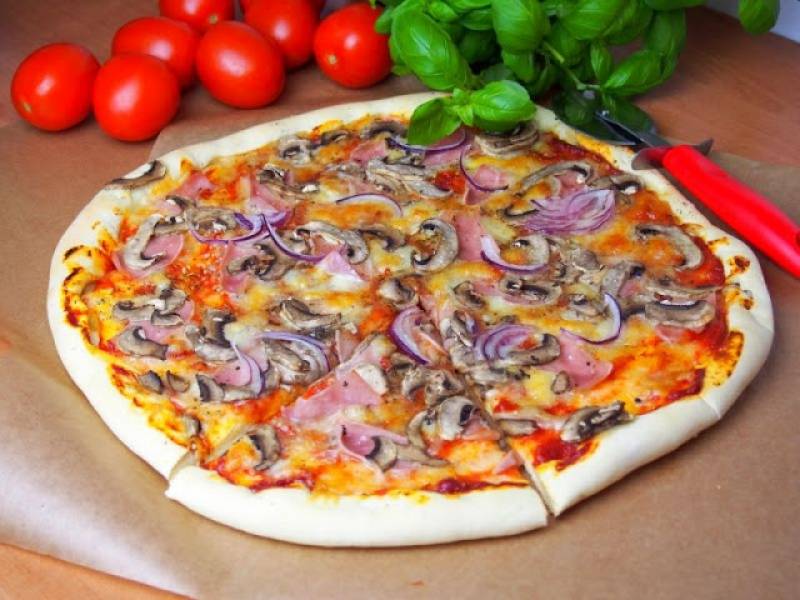 Pizza capriciosa (ciasto drożdżowe bez wyrastania)