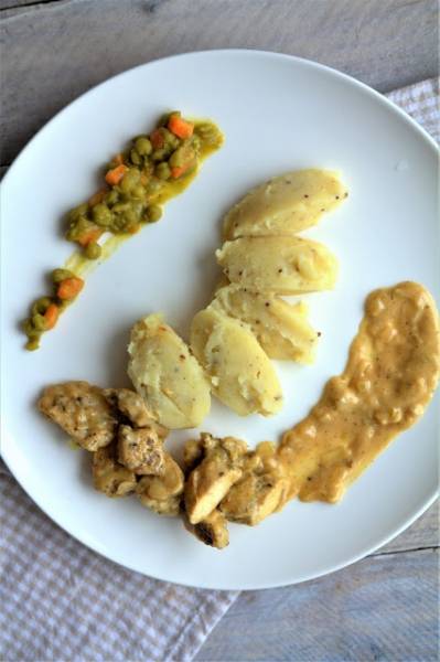 Kurczak w sosie z masła orzechowego, puree ziemniaczane z musztardą francuską i marchewka z groszkiem