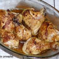 Klasyczny kurczak w naczyniu żaroodpornym