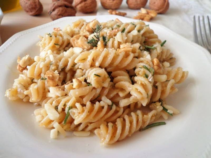 Makaron z pesto orzechowo-ziołowym (Pasta con pesto di noci e erbe aromatiche)