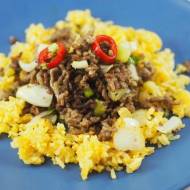 Chrupiące lekko ostre mięso z warzywami i żółtym ryżem