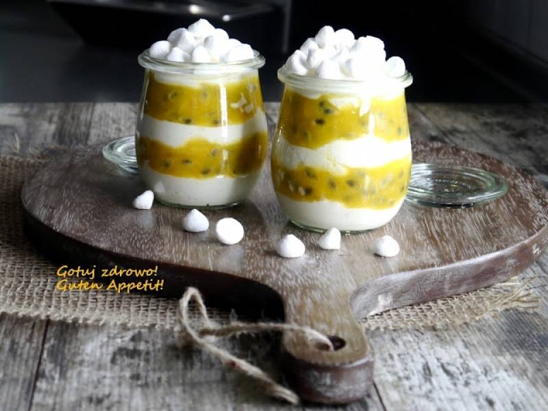 Deser jogurtowy z marakują i mango - fit