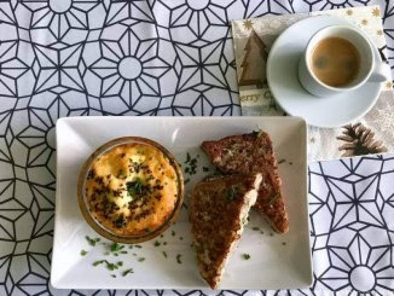 Śniadanie – tosty z łososiem i jajka w kokilkach