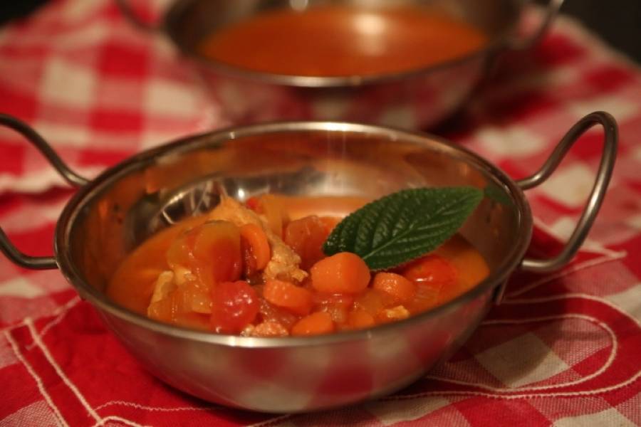 Szybka zupa pomidorowa o odrobinie innego smaku