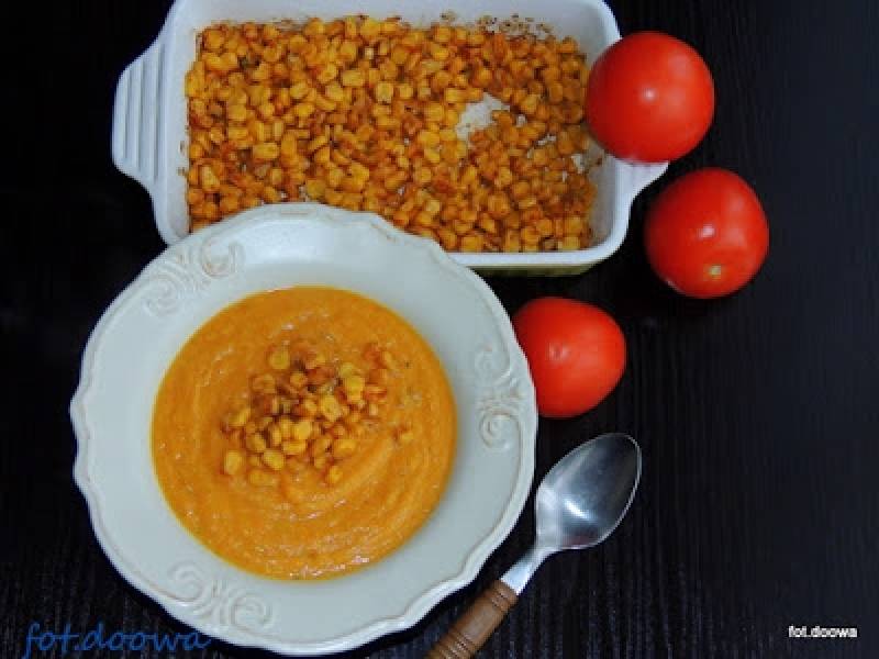 Zupa z pieczonej dyni i pomidorów z kukurydzą z chili