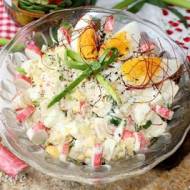 Sałatka jajeczna z paluszkami surimi i ogórkiem konserwowym
