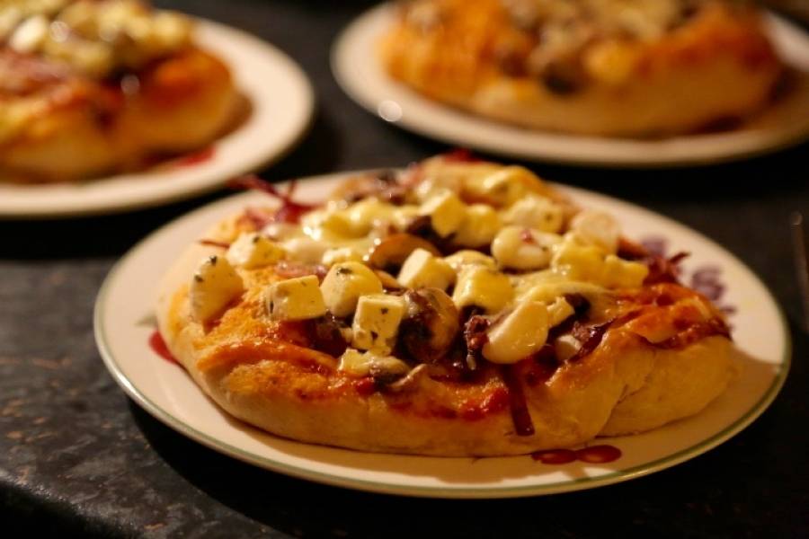 Mini pizze z oliwkami i serem fetta