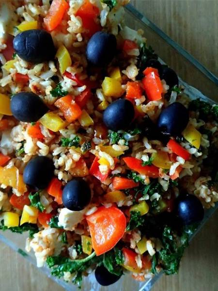 Brązowy ryż z warzywami oraz serem feta, pomysł na zdrową kolację
