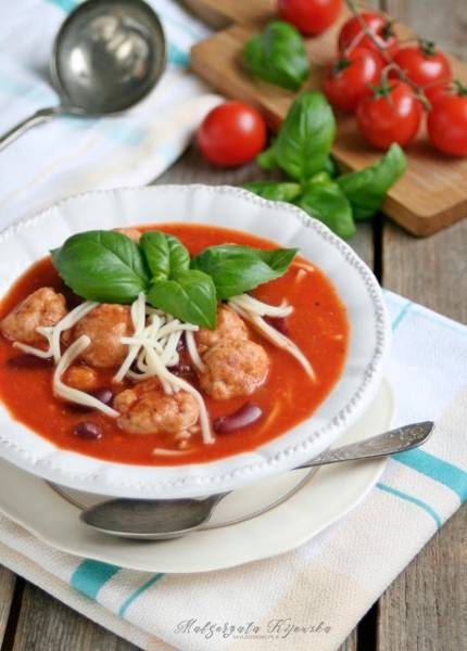 Zupa pomidorowa z mięsnymi kulkami, czerwona fasolą i makaronem
