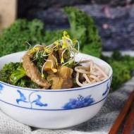 Azjatycka wołowina z jarmużem i grzybami / Asian-style beef with kale and mushrooms